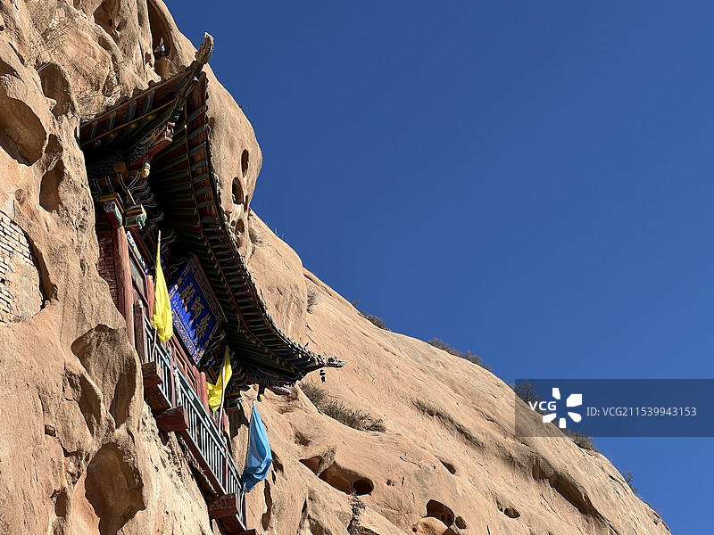 张掖马蹄寺绝壁上的寺庙图片素材