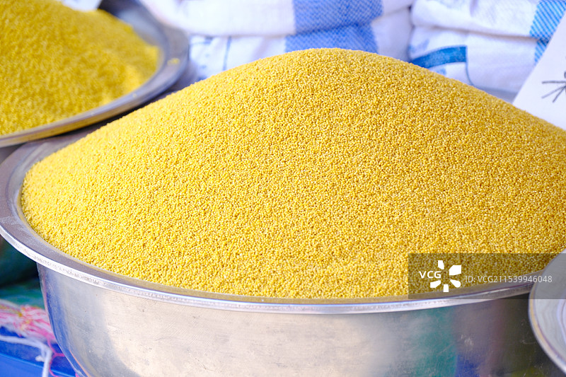 农贸市场粮油批发摊位出售的黄小米图片素材