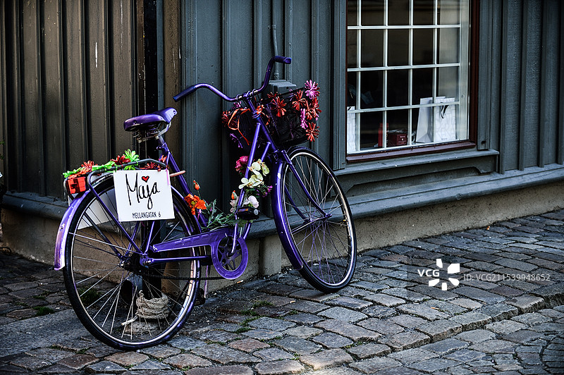 在瑞典街头停靠着的单车图片素材