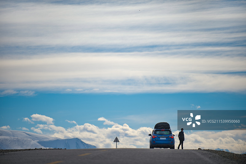 行驶在新疆帕米尔高原云端之上的天路图片素材