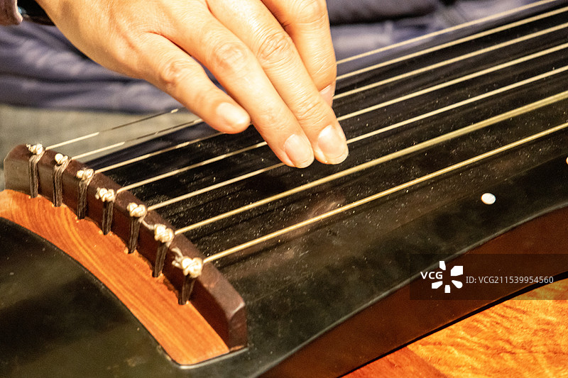 弹古筝手指特写图片素材