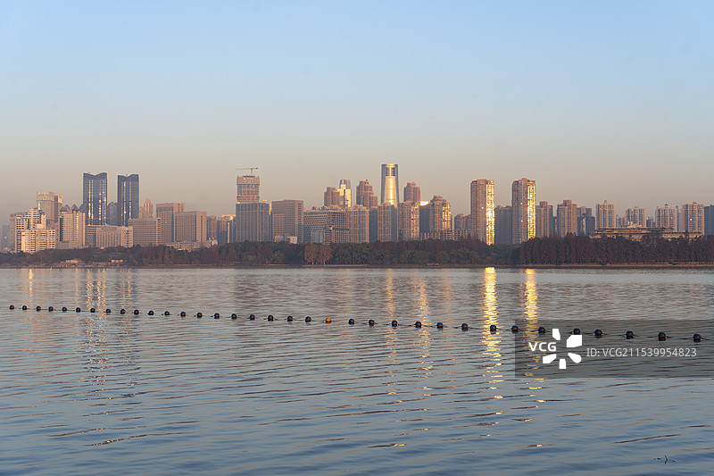 武汉东湖湖滨 日出金色的城市建筑图片素材
