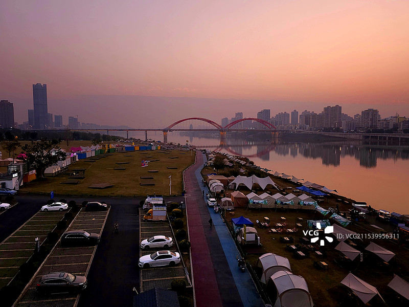 黄昏之时的嘉陵江边图片素材