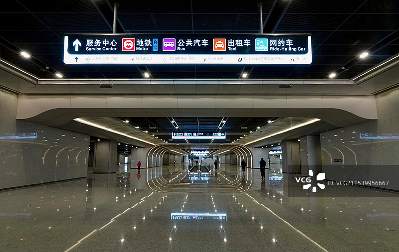 上海松江站新建大楼通道公共交通指示牌图片素材