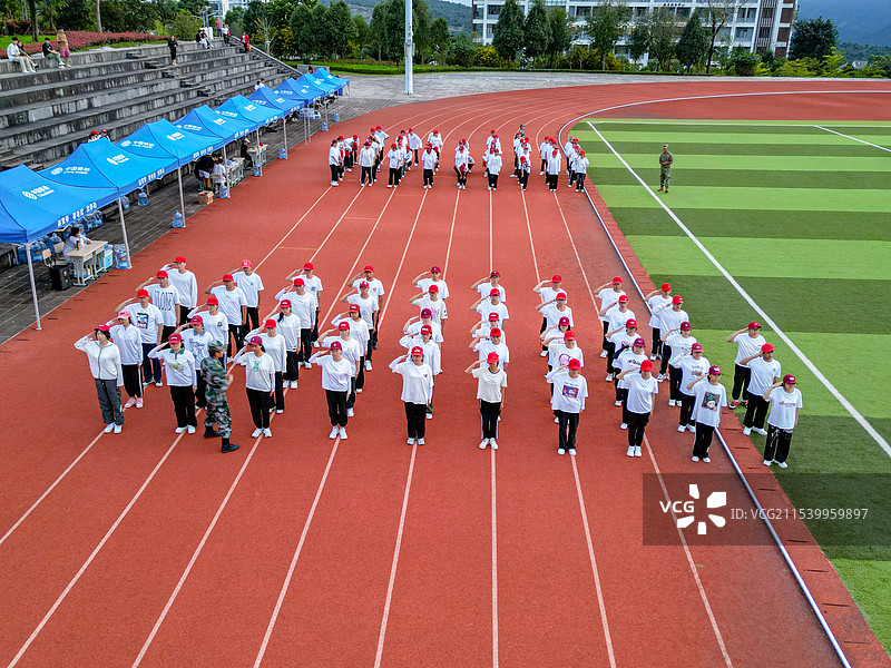 云南腾冲滇西应用技术大学珠宝学院新生军训表演航拍图片素材