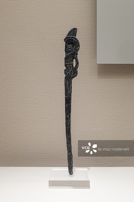 辽宁沈阳辽宁省博物馆新石器时代木雕鸟纹权杖图片素材