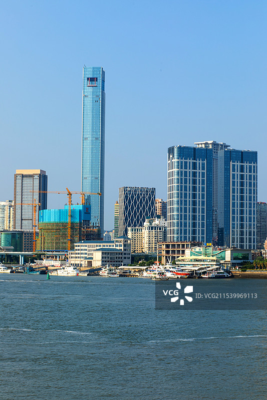 福建厦门鼓浪屿视角的海边城市建筑图片素材