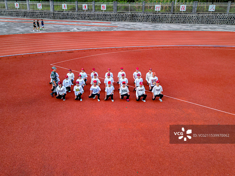 云南腾冲滇西应用技术大学珠宝学院新生军训表演航拍图片素材