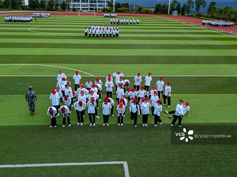 云南腾冲滇西应用技术大学珠宝学院新生军训表演航拍图片素材