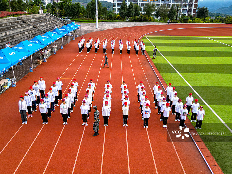 云南腾冲滇西应用技术大学珠宝学院新生军训表演航拍图片素材