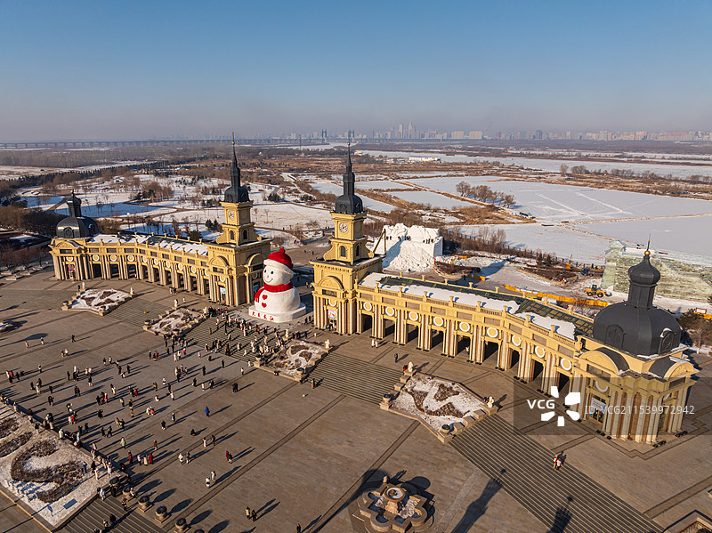 白天的哈尔滨音乐长廊巨型雪人与冬季宫殿图片素材