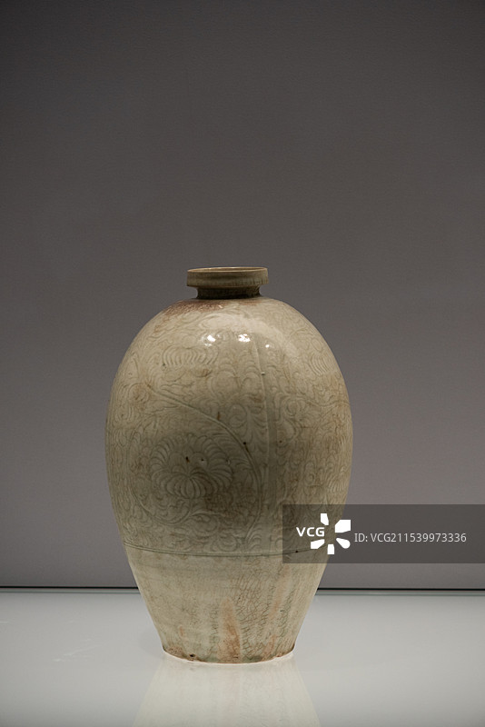 上海博物馆东馆陶瓷馆展出的北宋景德镇窑瓷器青白釉刻花串枝菊花纹瓶图片素材