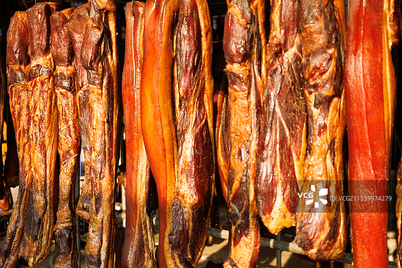 中国四川风味特色美食，农家腊肉烟熏肉，冬天春节新年年货土特产，静物食材特写图片素材
