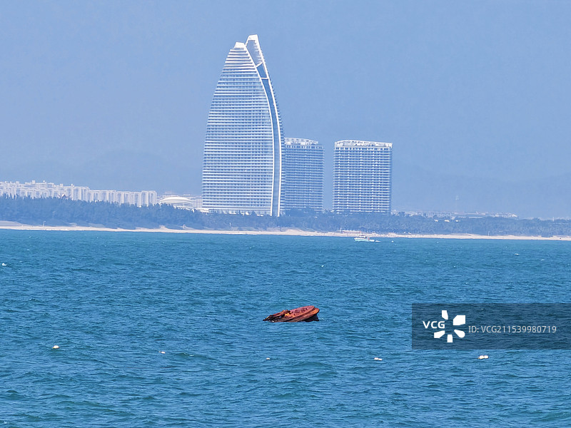 三亚蜈支洲岛眺望亚特兰蒂斯海岸线红色废船图片素材