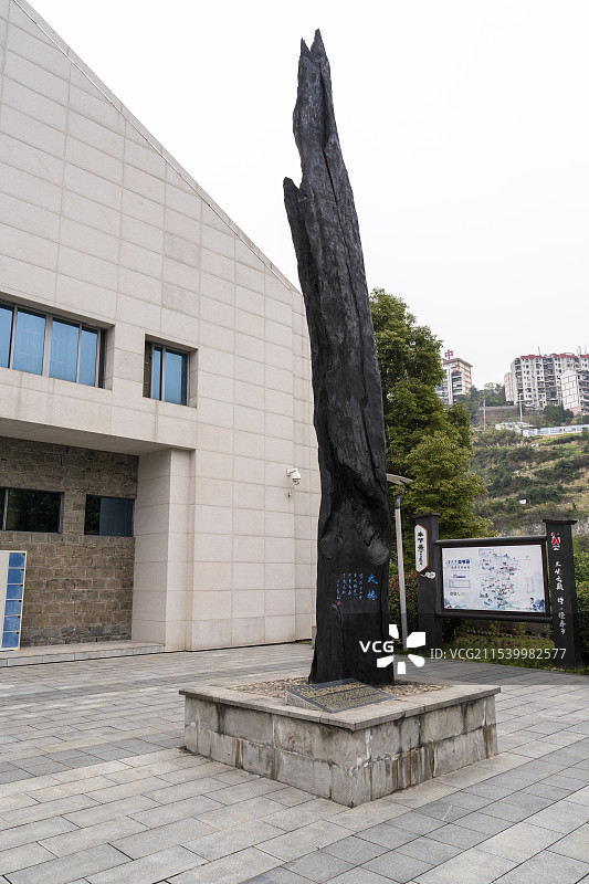 重庆奉节夔州博物馆门前的乌木柱子图片素材