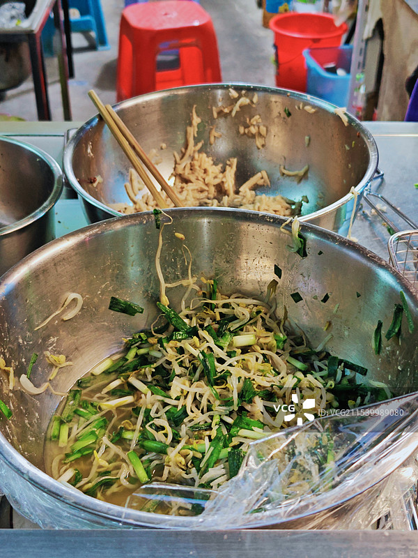 龙岩街头特色炸物小吃-春卷+萝卜糕+灯盏糕图片素材