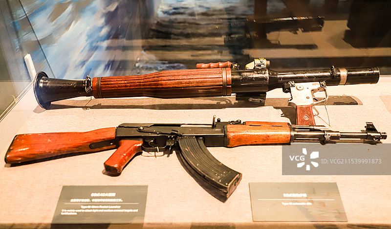 青岛海军博物馆AK47和火箭发射器图片素材
