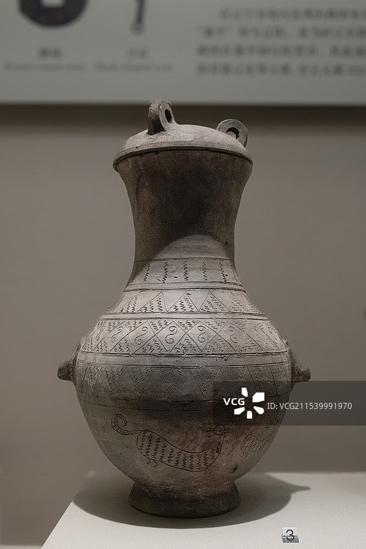 辽宁沈阳辽宁省博物馆战国划纹灰陶盖壶图片素材