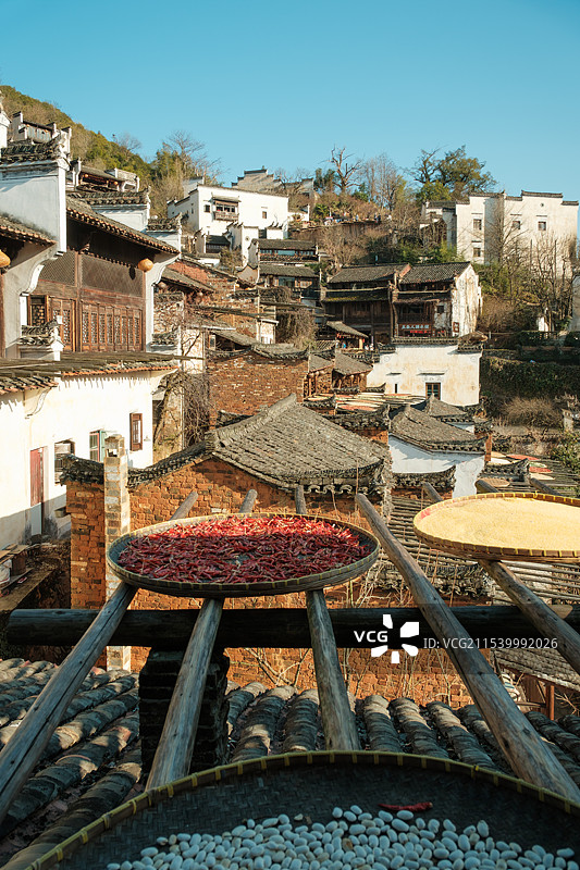 婺源篁岭晒秋（红辣椒玉米）图片素材