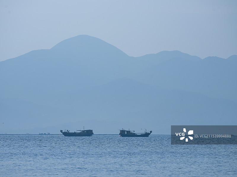 深圳湾风景—山、海、雾、远方的船图片素材