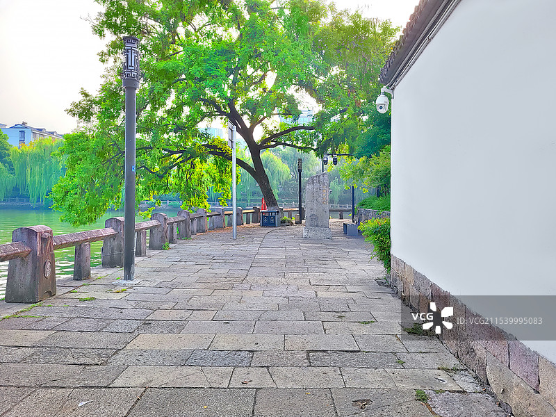 杭州京杭大运河岸边著名的古粮仓富义仓外的外墙与石碑图片素材