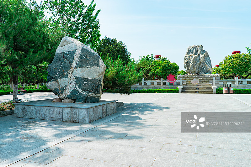 中国非都市风光拍摄主题，山东泰安岱岳区泰山西湖天平湖公园风景区，花坛里的泰山石，户外白昼无人摄影图片素材
