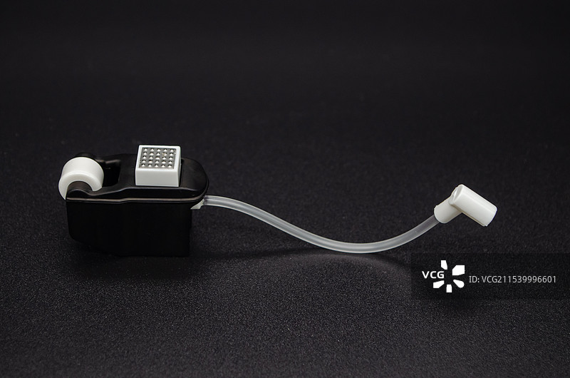 中国医疗器械设备用品影棚拍摄拍摄主题，一个透明的白色针管和打针用的配件，室内无人图像摄影图片素材