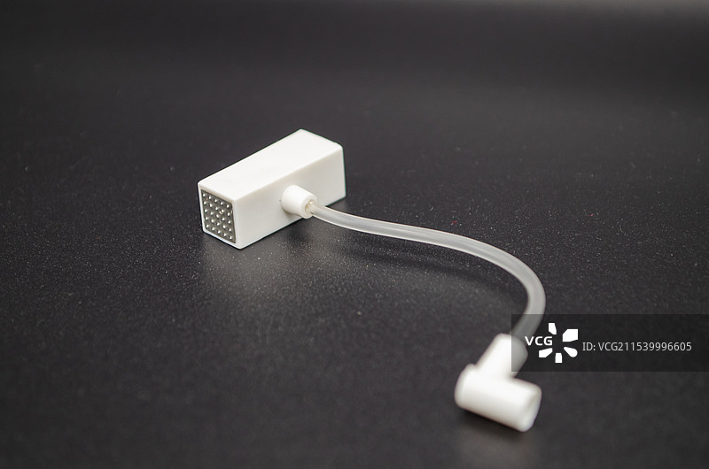 中国医疗器械设备用品影棚拍摄拍摄主题，一个透明的白色针管和打针用的配件，室内无人图像摄影图片素材