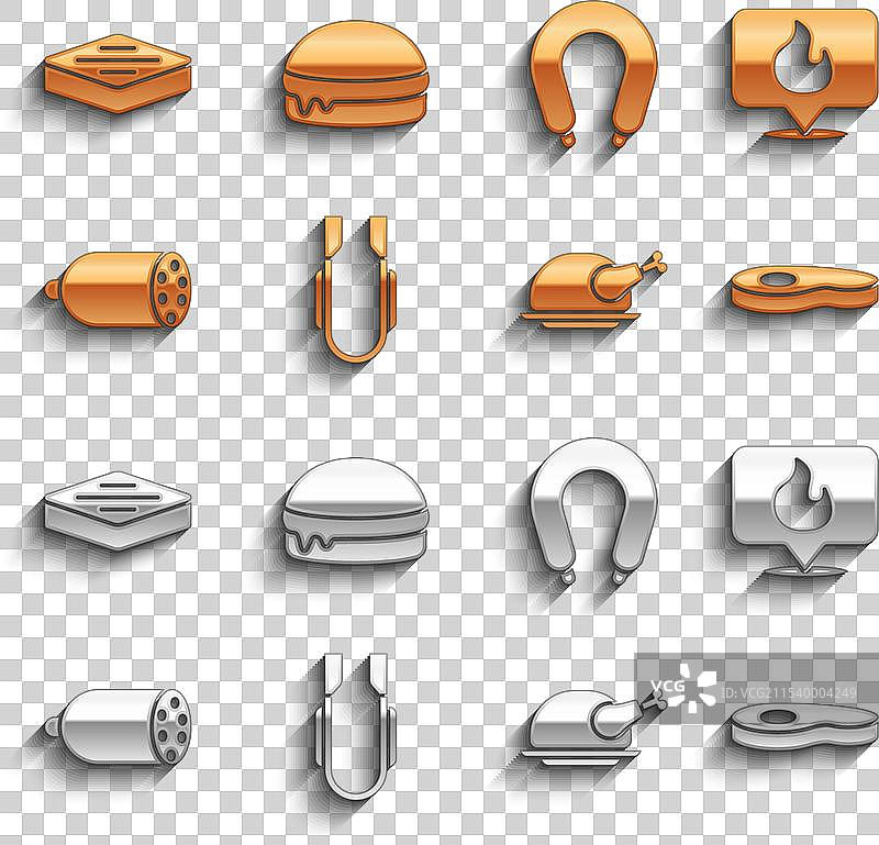 将肉夹放置在火焰牛排旁边图片素材