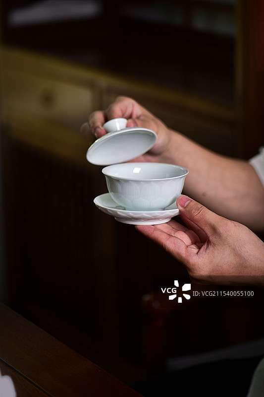 景德镇高白莲花盖碗图片素材