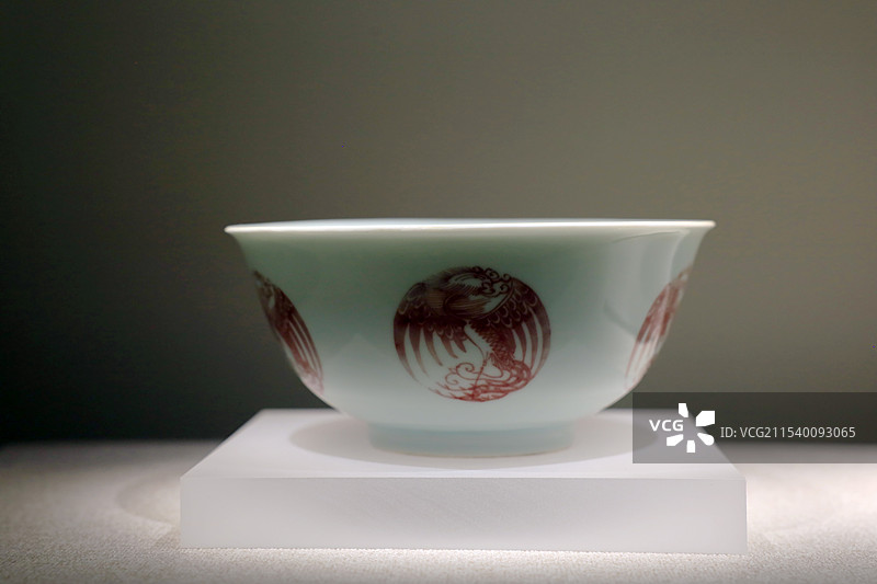 清代官窑瓷器——清乾隆釉里红团凤纹碗图片素材