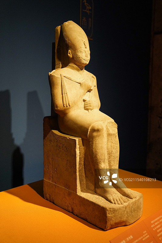 ”金字塔之巅：古埃及文明大展” 索哈杰省博物馆 图特摩斯三世坐像 新王国时期 石灰岩图片素材