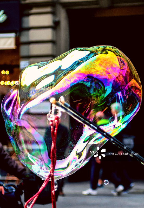 意大利米兰街头艺人耍泡泡艺术图片素材