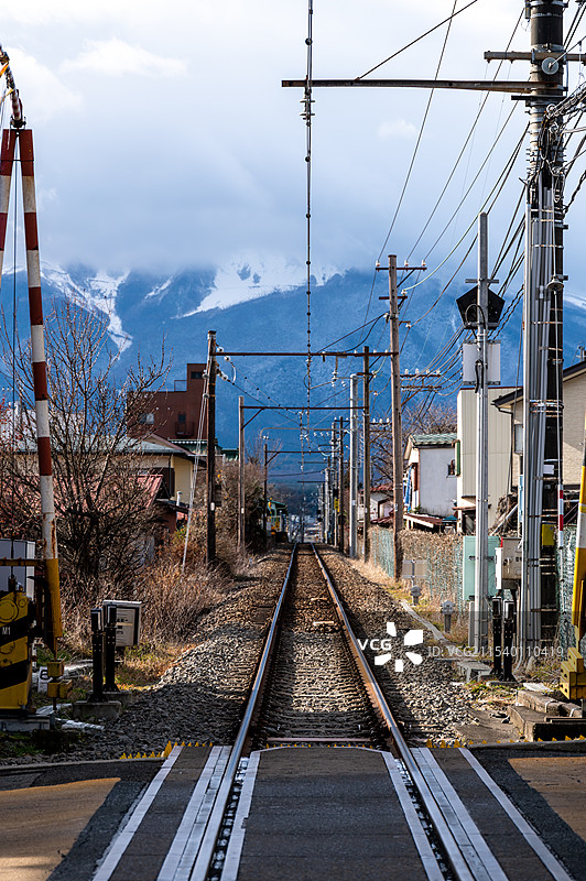 脚下艳阳，远处乌云，停留还是前进？图片素材