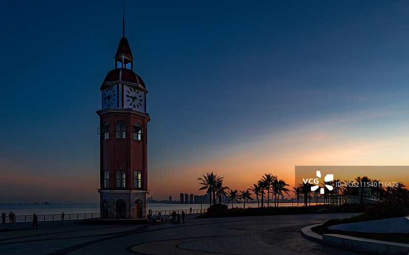 海口西秀海滩公园钟楼日出图片素材