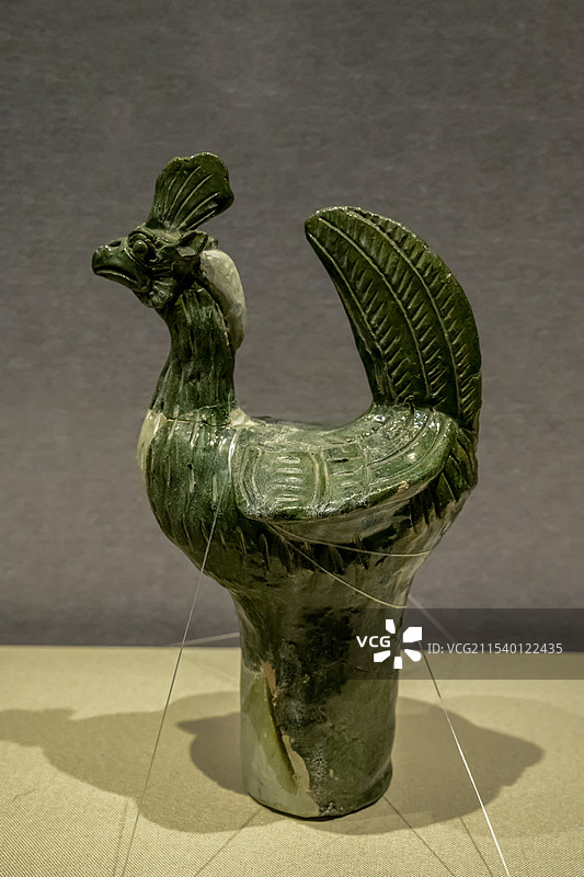 辽宁省博物馆“辽金历史文化主题文物展”：凤鸟形琉璃构件（辽，辽宁医巫闾山遗址群新立遗址出土）图片素材