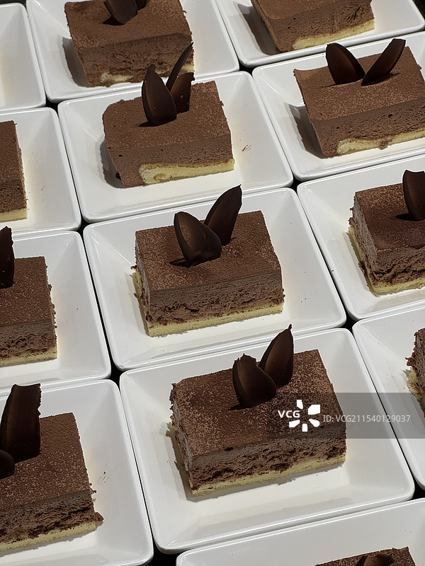 食堂盘子里的巧克力慕斯蛋糕高视角特写图片素材