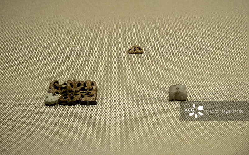 辽宁省博物馆“辽金历史文化主题文物展”：花形玉透雕、牵牛花形玉饰、距骨形白玉饰（金）图片素材