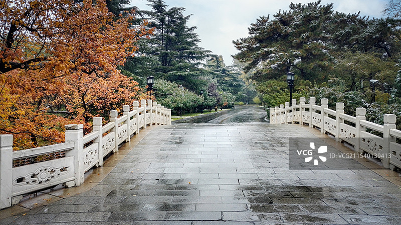 深秋的钓鱼台国宾馆在雨雪中的景观图片素材