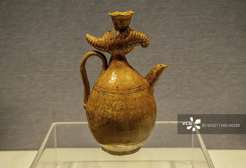辽宁省博物馆“辽金历史文化主题文物展”：黄釉凤首执壶（辽，内蒙古扎鲁特旗征集，通辽市博物馆藏）图片素材