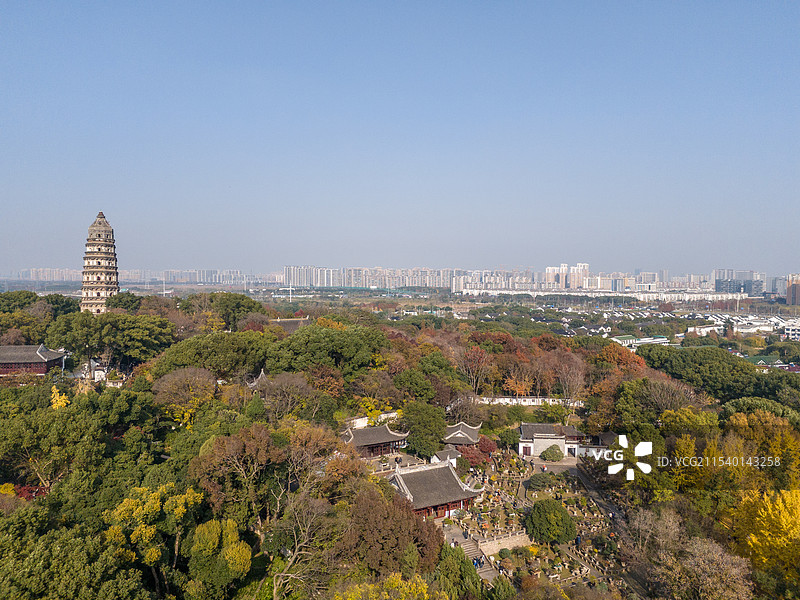 江苏苏州江南虎丘的著名的老虎山塔周围的树木对天空，无人机在日落时飞过城市的地标-苏州，中国图片素材