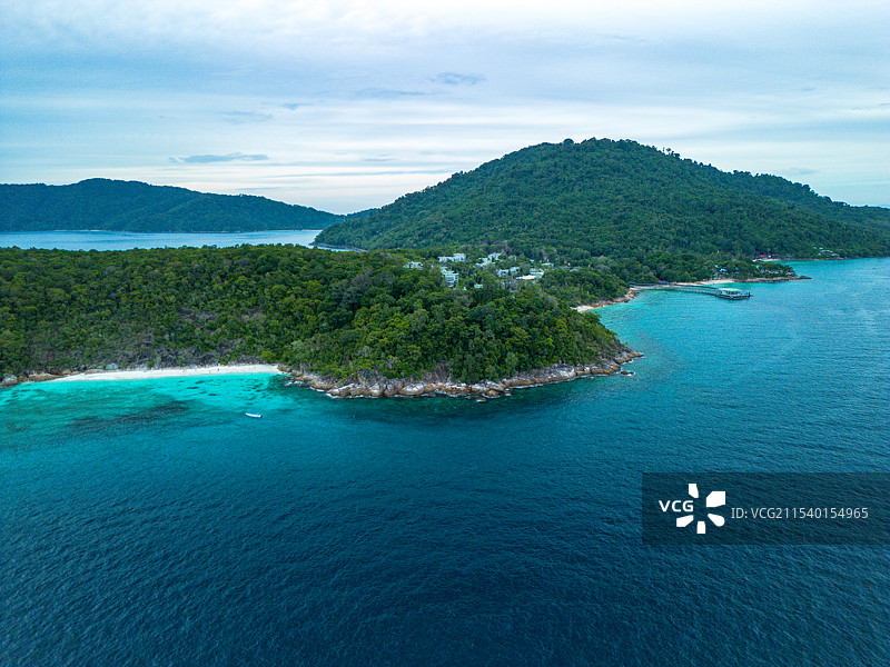 马来西亚停泊岛高空航拍海岛视角图片素材