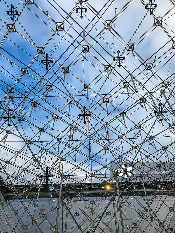 法国 巴黎 卢浮宫 金字塔式 钢结构 玻璃 线条 贝聿铭设计图片素材