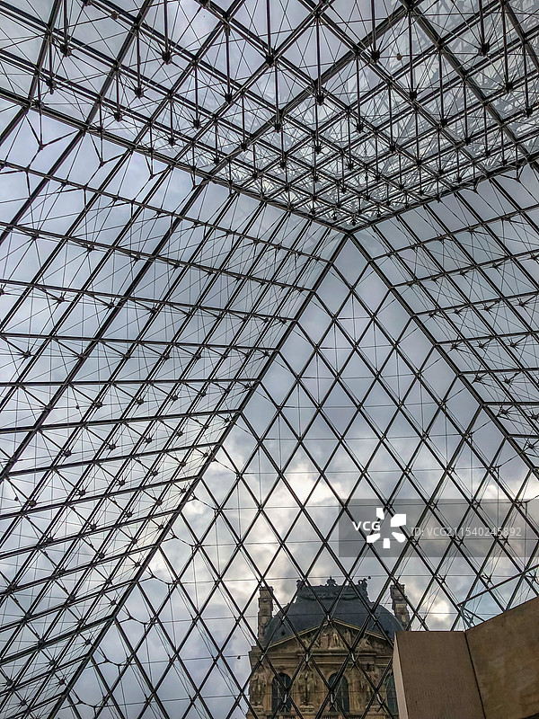 法国 巴黎 卢浮宫 金字塔式 钢结构 玻璃 线条 贝聿铭设计图片素材