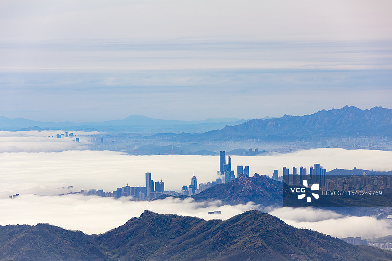 城市被平流雾覆盖，大雾天气，青岛城市全景图片素材
