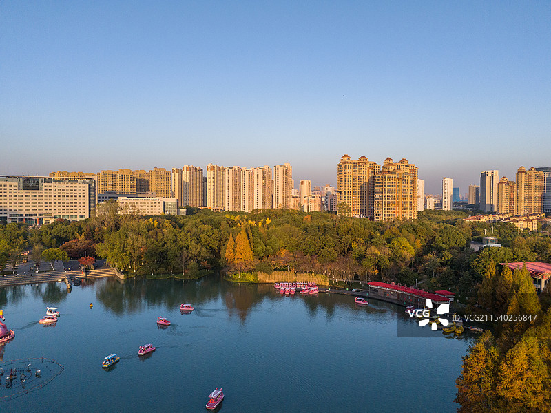 江苏省常州市钟楼区国家4A级旅游景区青枫公园的夏日黄昏风光航拍全景图片素材