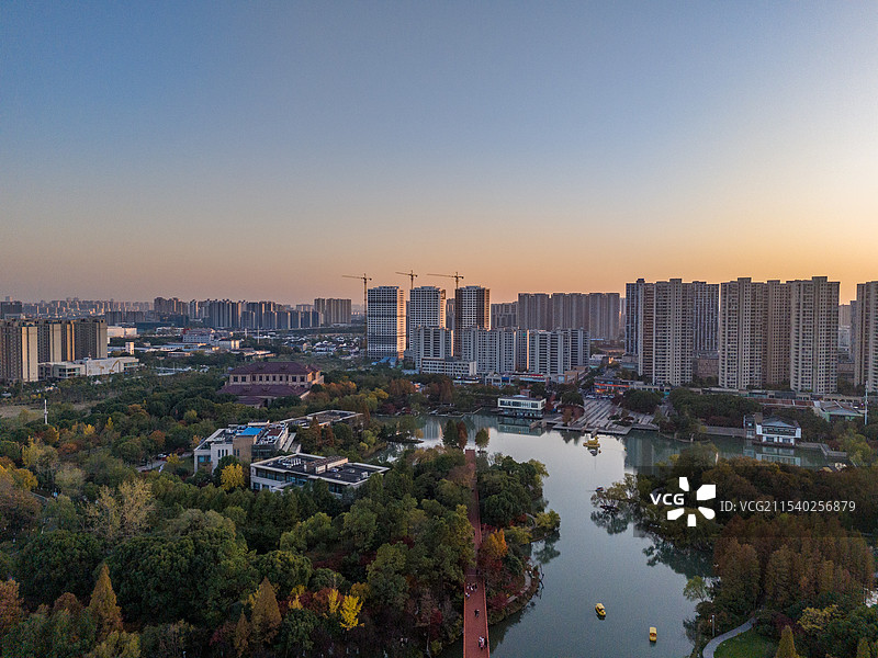 江苏省常州市钟楼区国家4A级旅游景区青枫公园的夏日黄昏风光航拍全景图片素材
