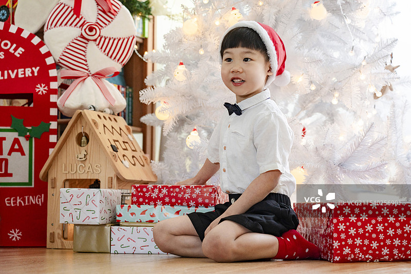 圣诞节喜获santa礼物的快乐男孩图片素材