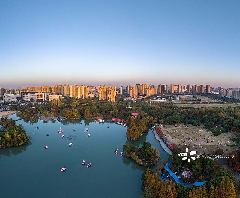 江苏省常州市钟楼区国家4A级旅游景区青枫公园的夏日黄昏风光航拍全景图片素材