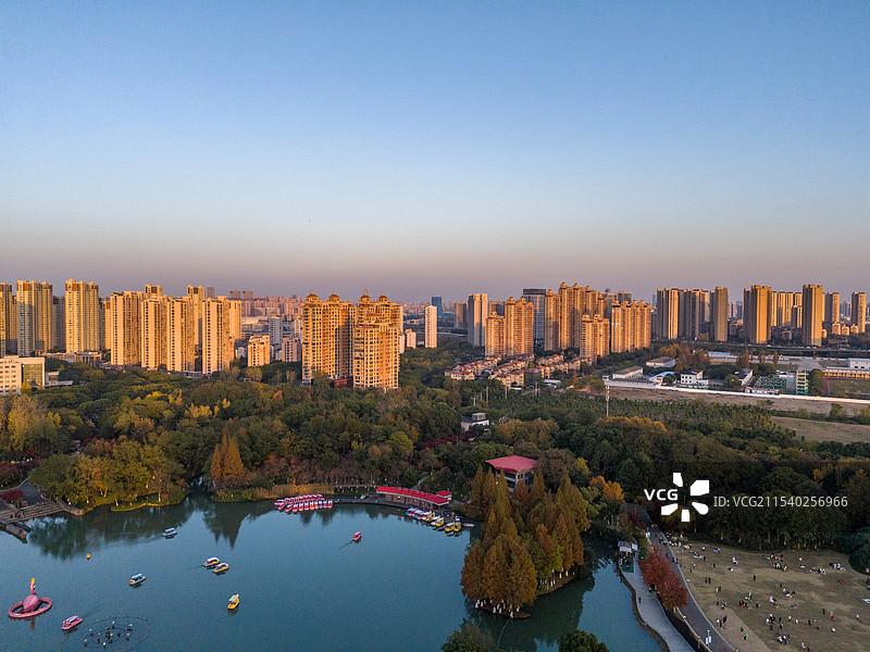 江苏省常州市钟楼区国家4A级旅游景区青枫公园的夏日黄昏风光航拍全景图片素材